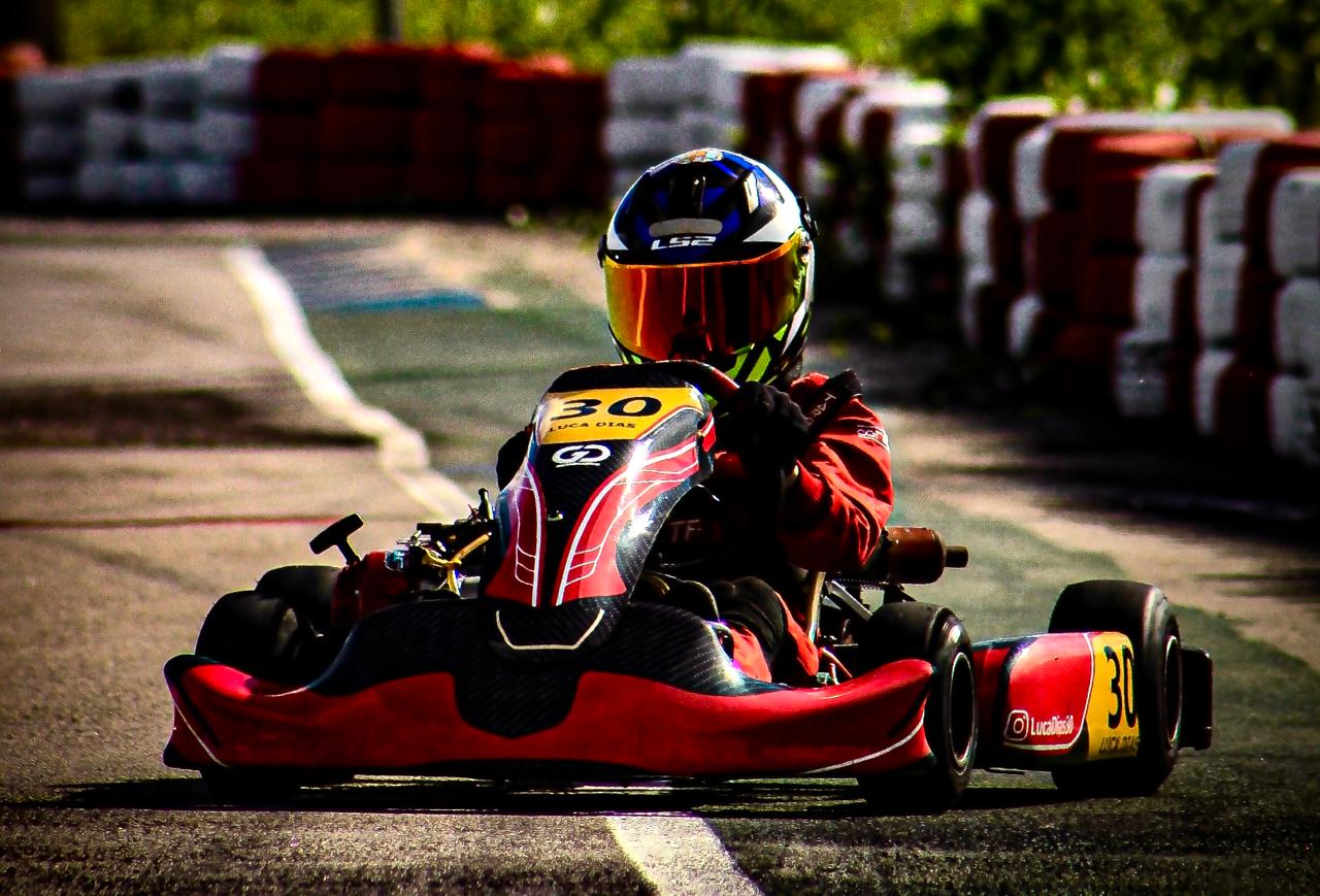 Luca Dias pilotando